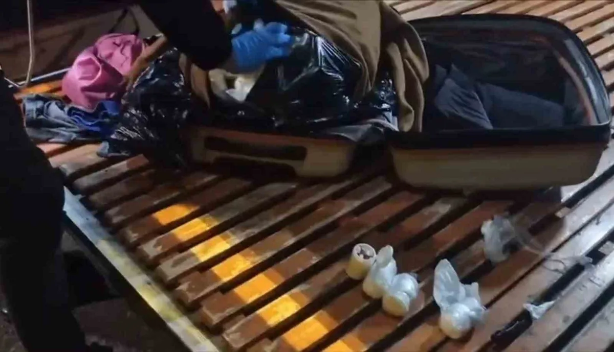 Şanlıurfa'da yolcu otobüsündeki valizde kazağa saklı 15 bin uyuşturucu hap bulundu