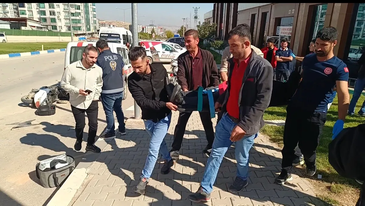 Otomobilin çarptığı motosikletin sürücüsü ağır yaralandı