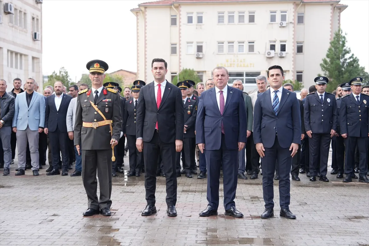 Midyat Kaymakamlığı bahçesindeki 29 Ekim törenine protokol ve öğrenciler katıldı