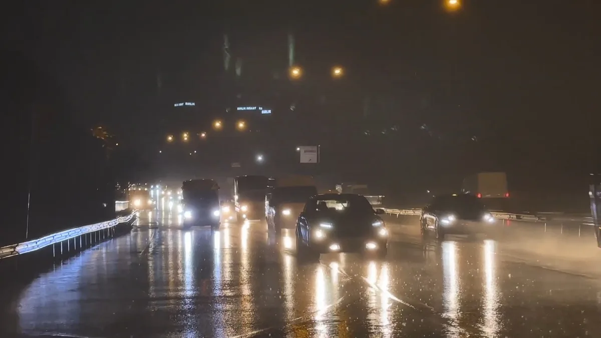 İstanbul'da sabah sağanağı yollarda su birikintisi oluşturdu, sürücüler zorlandı