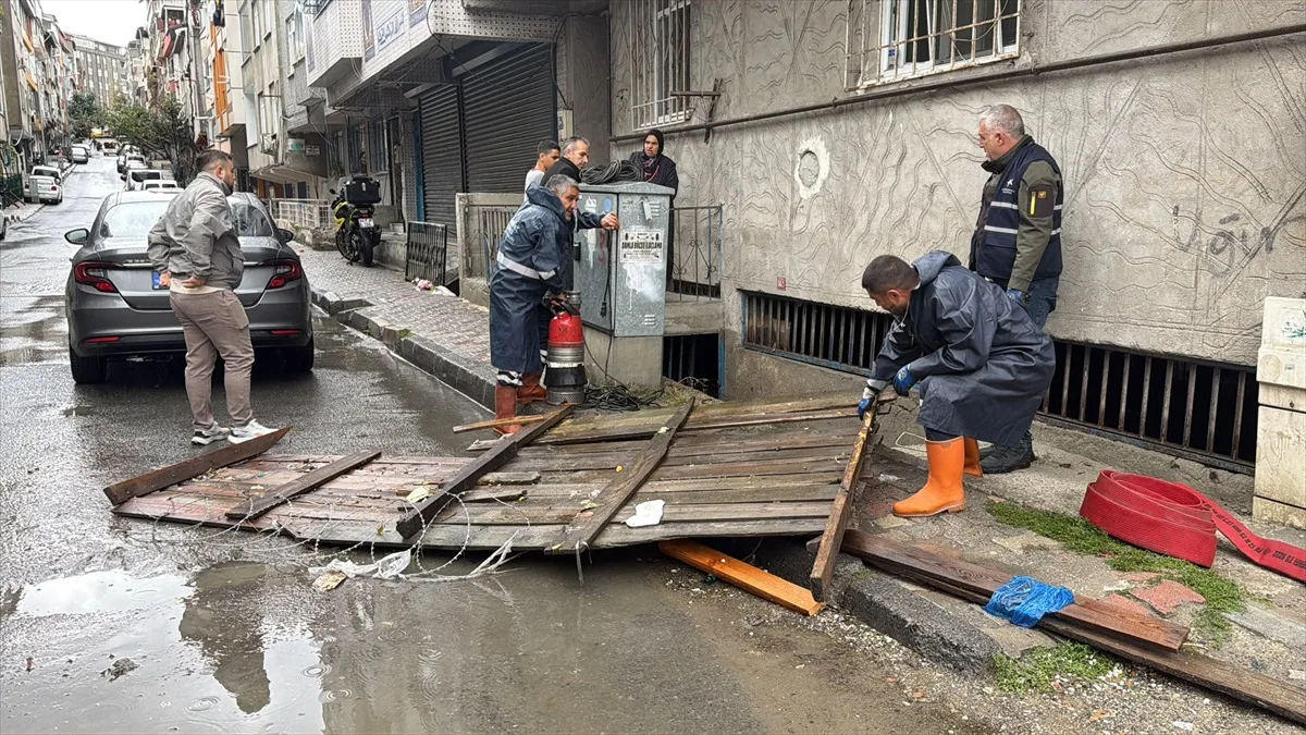 Küçükçekmece'de su basan daireye ilaç almaya giren kişi mahsur kaldı, kurtarıldı