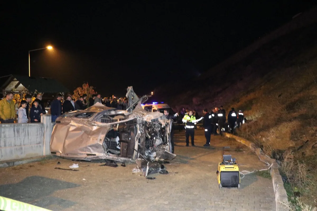 Erzurum Oltu'da araç 22 metre uçuruma yuvarlandı, 1 kişi öldü, 3 kişi yaralandı
