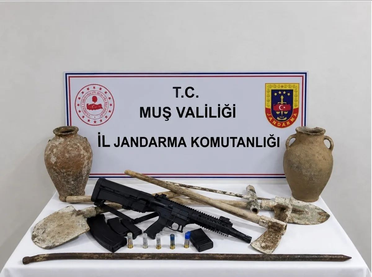 Muş Bulanık'ta kaçak kazı şüphesiyle aramada 2 küp ve av tüfeği ele geçirildi