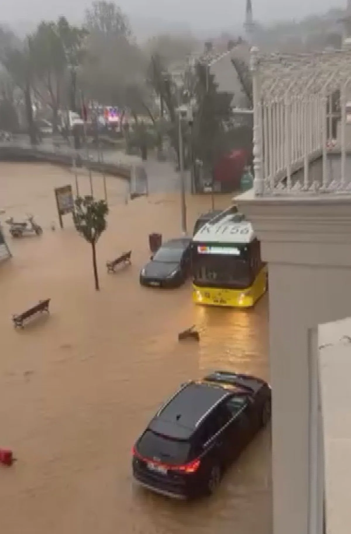 İstanbul'da sağanak Esenler ve Sarıyer'de araçları suya gömdü, deniz karayla birleşti