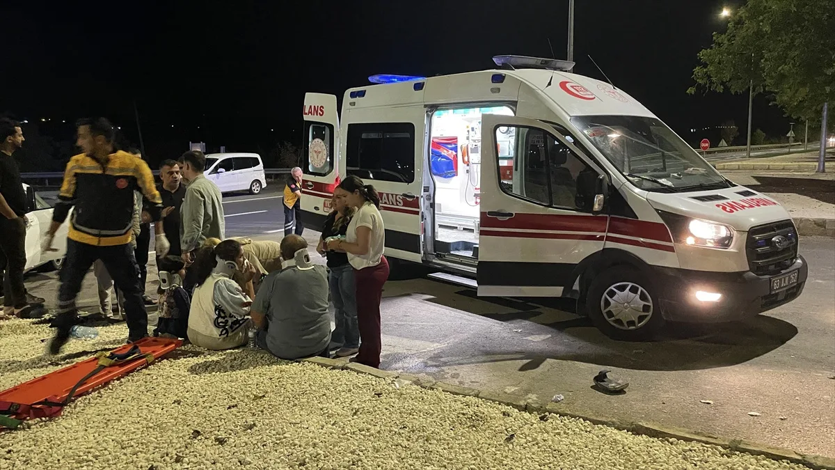 Şanlıurfa Karaköprü'de iki araç çarpıştı, 4 yaralı hastaneye kaldırıldı
