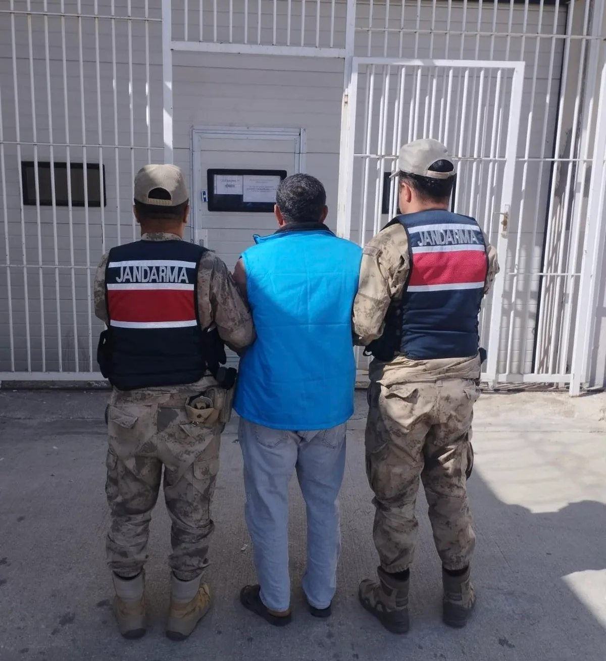 Şanlıurfa Karaköprü'de 12 yıl 6 ay hapis cezası kesinleşen hükümlü yakalanıp tutuklandı