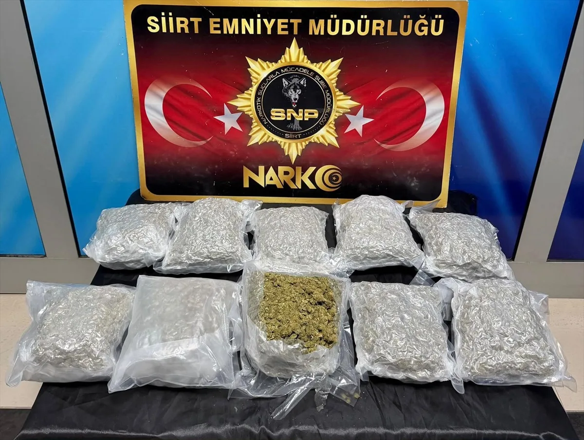 Siirt'te araçta 5 kilo 600 gram skunk ele geçirildi, 4 şüpheli gözaltına alındı