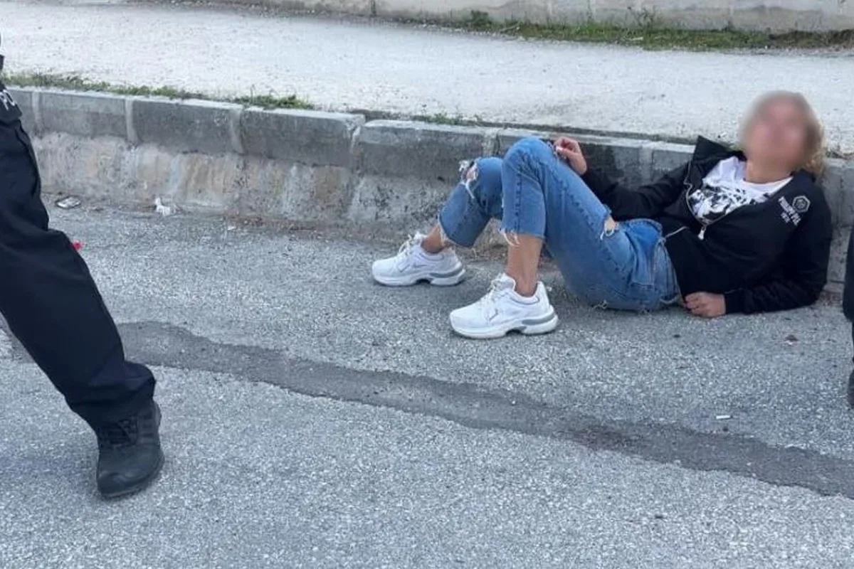 Caddeyi birbirine kattı, yetmedi polise saldırdı