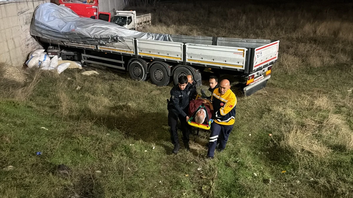 Eskişehir'de tır tarlaya girip duvara çarptı, 2 yaralıdan sürücü kabinde sıkıştı