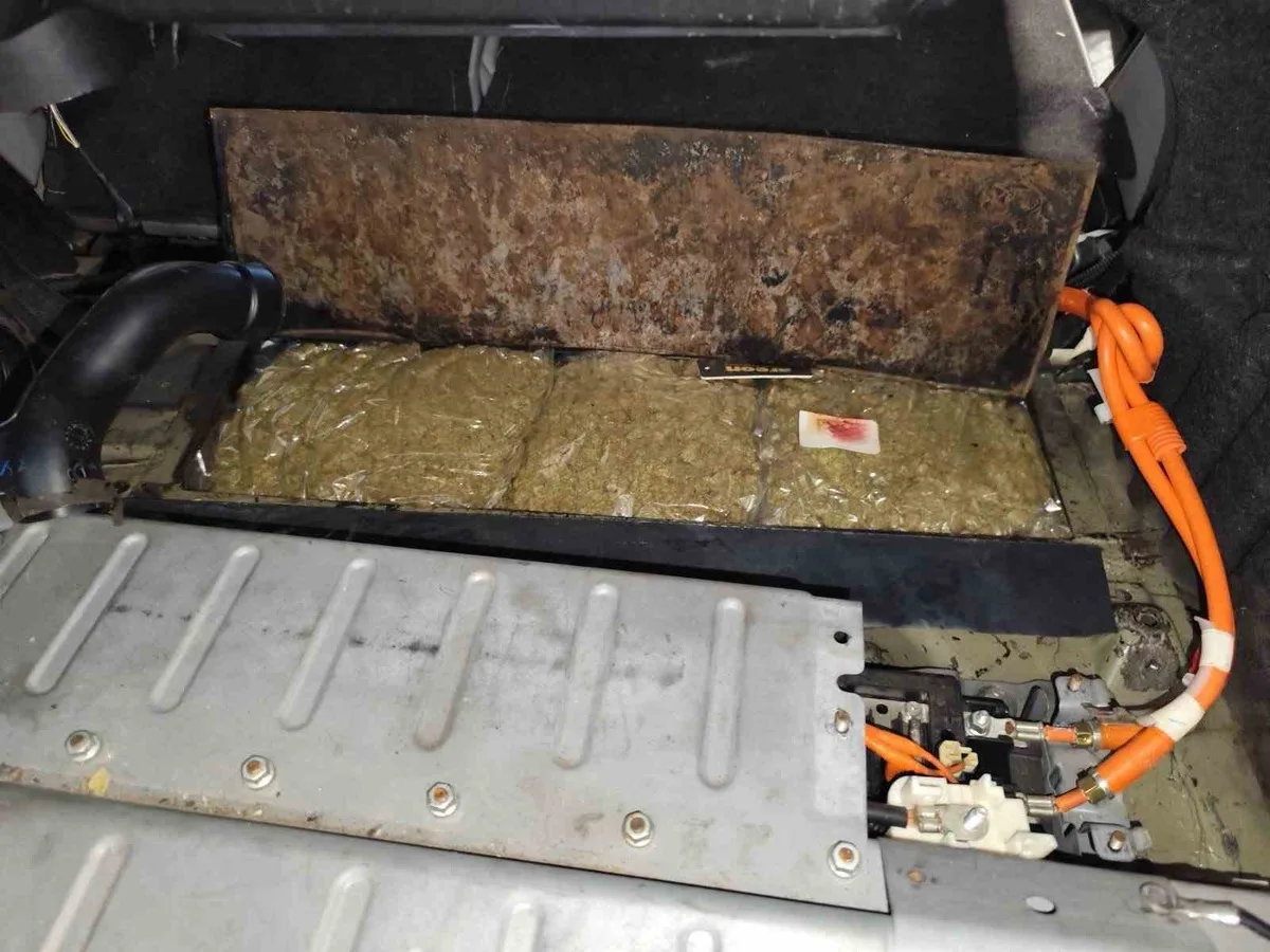 Kapitan Andreevo'da akünün arkasına gizlenen 4 kilo 560 gram esrar ele geçirildi