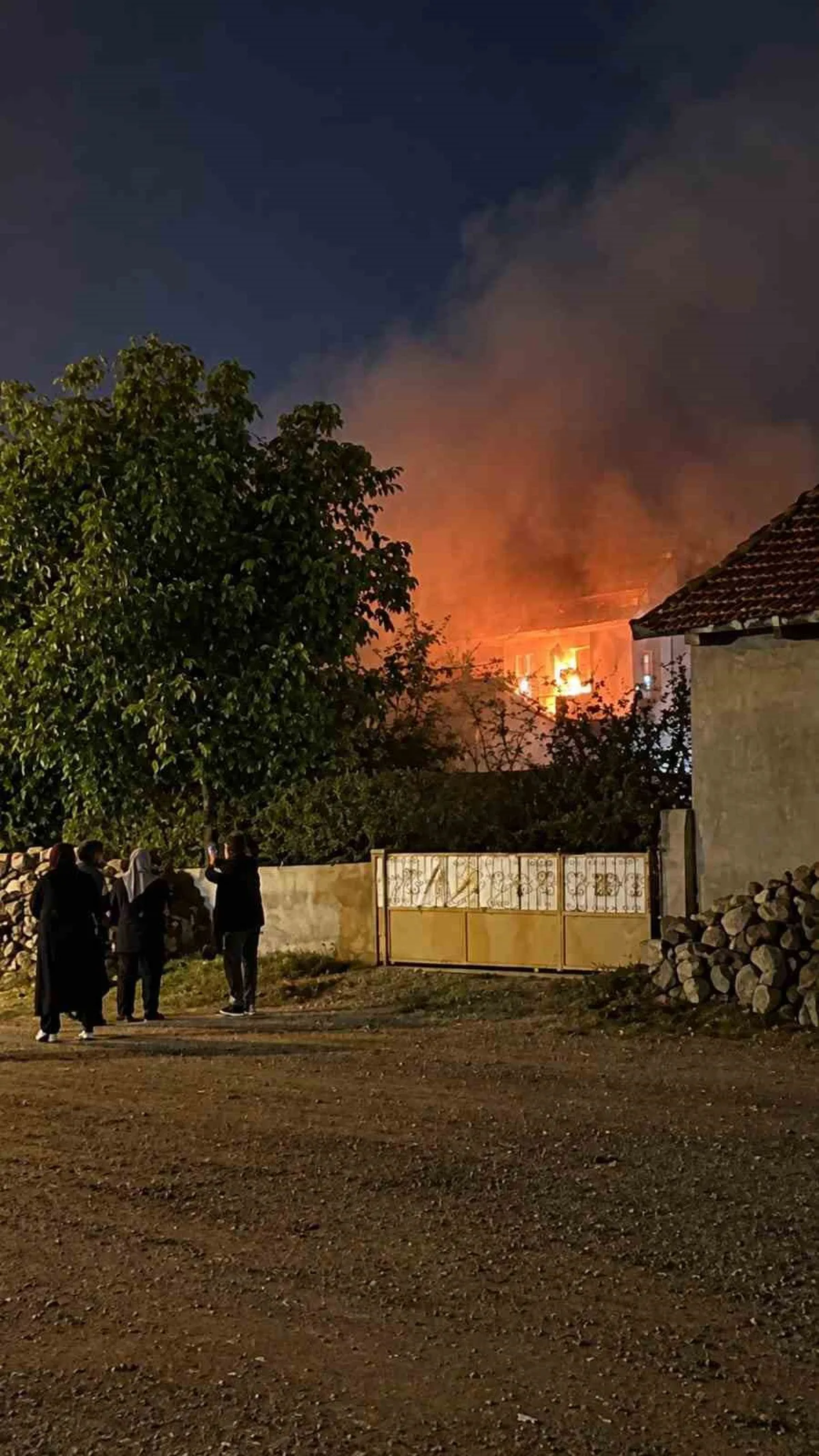 Afyonkarahisar Şuhut'ta müstakil evde çıkan yangın mahalle sakinlerini korkuttu