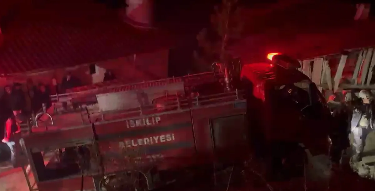 Çorum İskilip'te imam lojmanı yangını boş eve sıçradı, can kaybı yaşanmadı