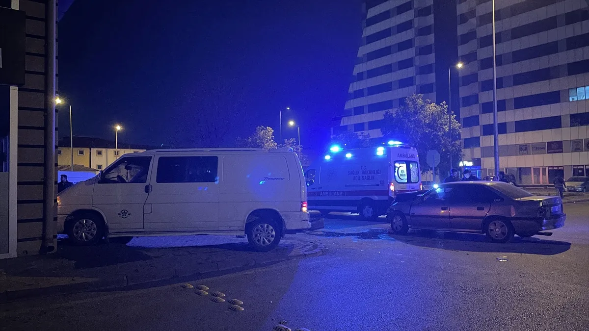 Kayseri Kocasinan'da otomobil ile minibüs çarpıştı, otomobildeki 2 kişi yaralandı
