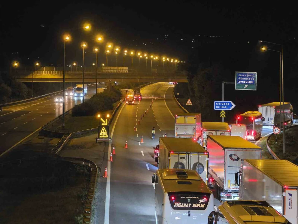 Kimyasal varil taşıyan tır Düzce'de devrildi, İstanbul yönü trafiğe kapatıldı