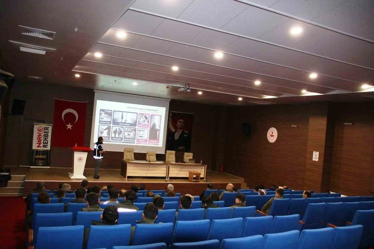 Kütahya polisi orman personeline yasadışı kenevirle mücadele eğitimi verdi