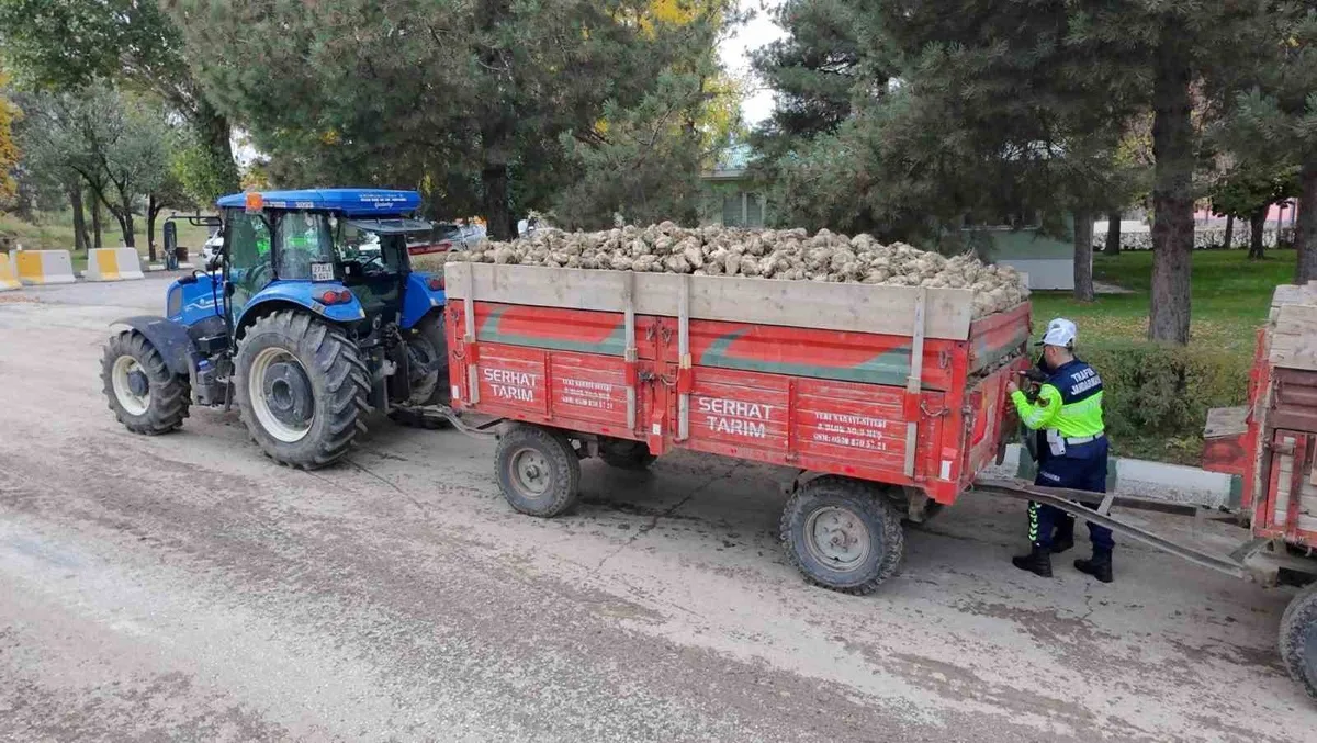 Muş'ta jandarma, Şeker Fabrikası'ndaki tarım araçlarını denetleyip reflektör taktı