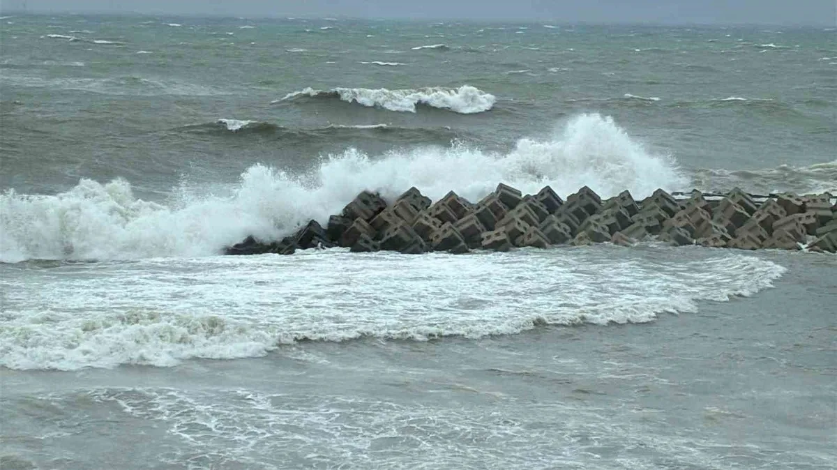 Düzce Akçakoca'da dalga 2 metreye ulaştı, balıkçılar ava çıkamayıp barınağa yöneldi