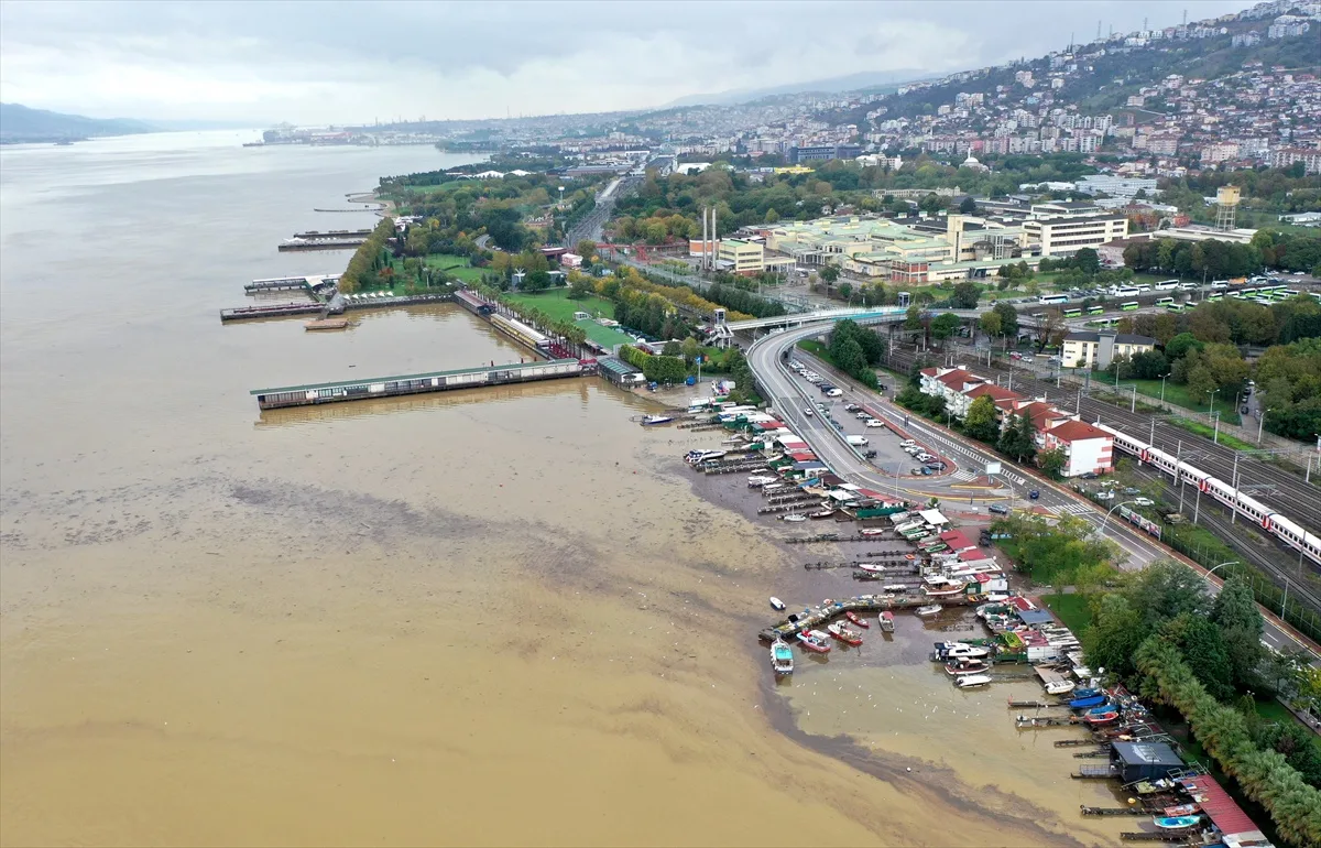 İzmit Körfezi ile Zonguldak limanında deniz, sağanak sonrası kahverengiye büründü