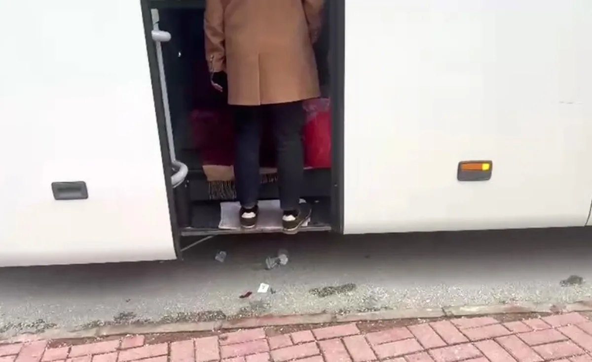 Bilecik'te tur otobüsü muavininin yola attığı çöpler zabıtaca toplatıldı