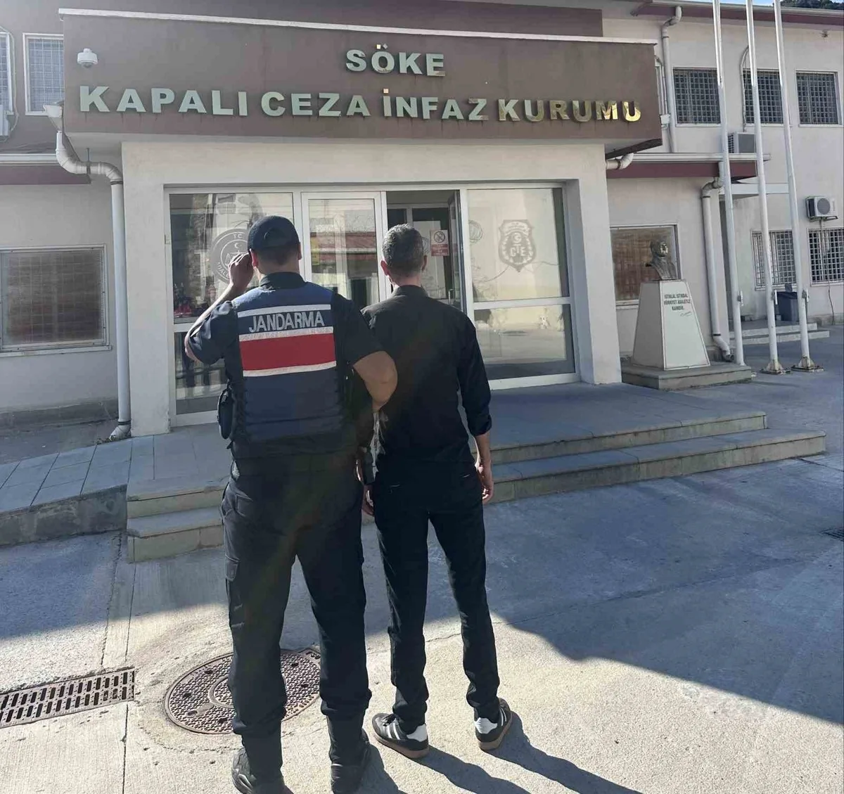 Aydın Söke'de 10 yıl hapis cezası olan hükümlü yakalanıp cezaevine teslim edildi