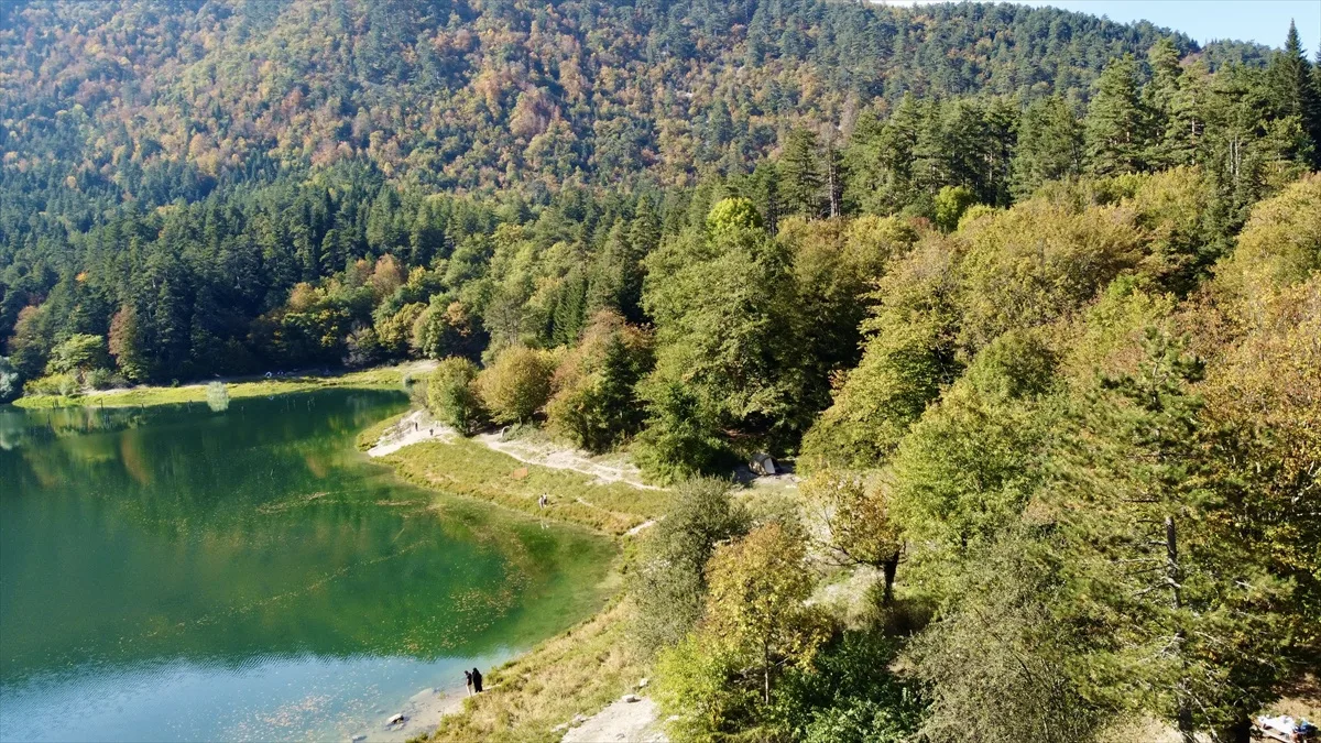 Bolu Mudurnu'daki Sülüklü Göl Tabiat Parkı güz renkleriyle ziyaretçilerini ağırlıyor