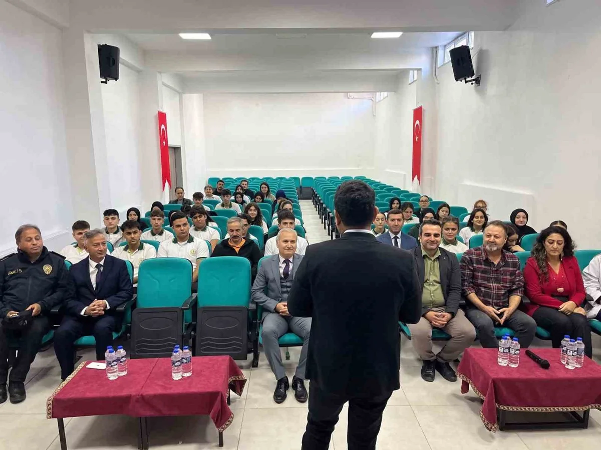 Türkeli Kaymakamı, YKS'ye hazırlanan 12. sınıflarla görüş alışverişinde bulundu
