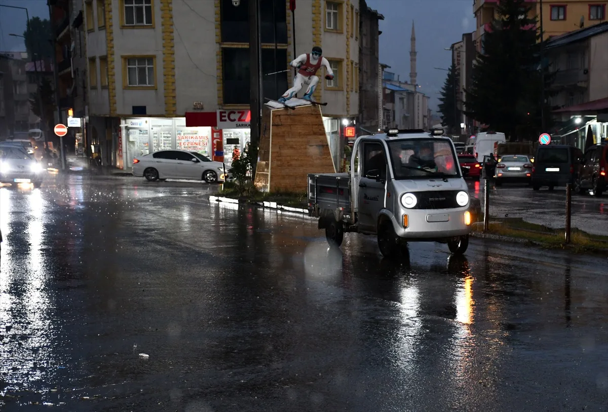 Kars Sarıkamış'ta sağanak hayatı olumsuz etkiledi, evlerin önünde göletler oluştu