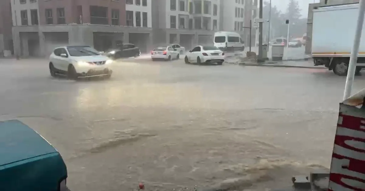 Adıyaman Besni'de sağanak sokakları göle çevirdi, köy yollarında taşkın oluştu