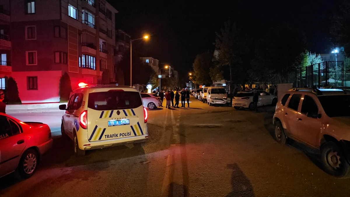 Çorum'da iki otomobil çarpıştı, minibüse çarpan araç kaldırıma çıktı, 4 yaralı var