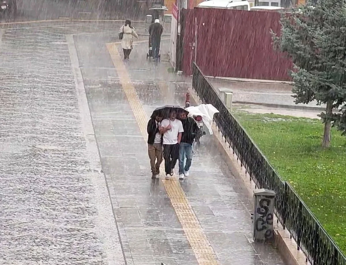 Sivas'ta öğle saatlerinde bastıran gök gürültülü sağanak yolları göle çevirdi
