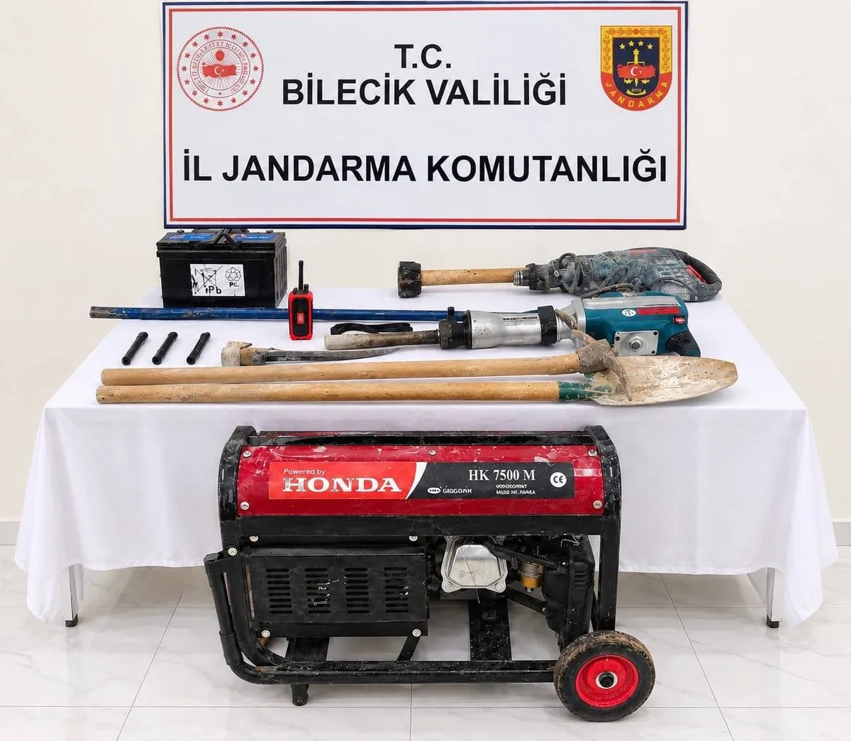 Bilecik İnhisar'da Tozman köyünde define arayan 12 kişi suçüstü yakalandı