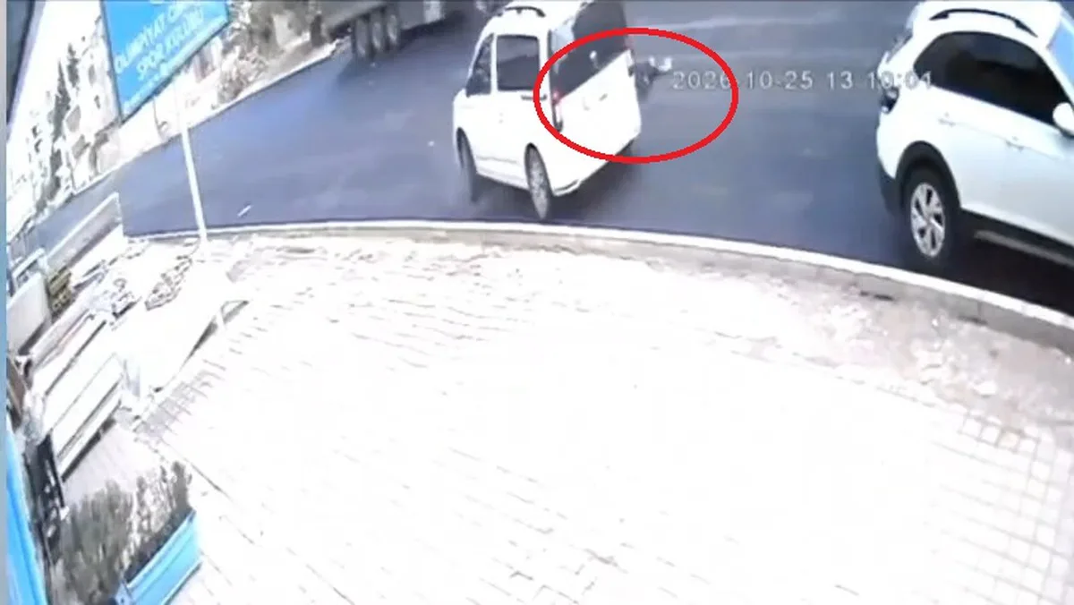 Nusaybin'de otomobil önce park halindeki araca sonra çocuğa çarptı, o anlar kamerada