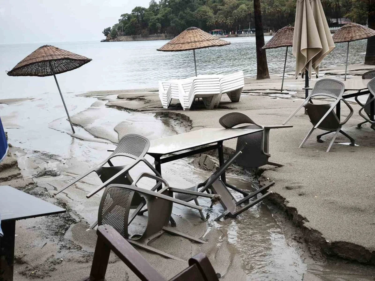 Muğla Ula Akyaka'da sağanak sonrası yaklaşık 300 metrelik sahil şeridi zarar gördü