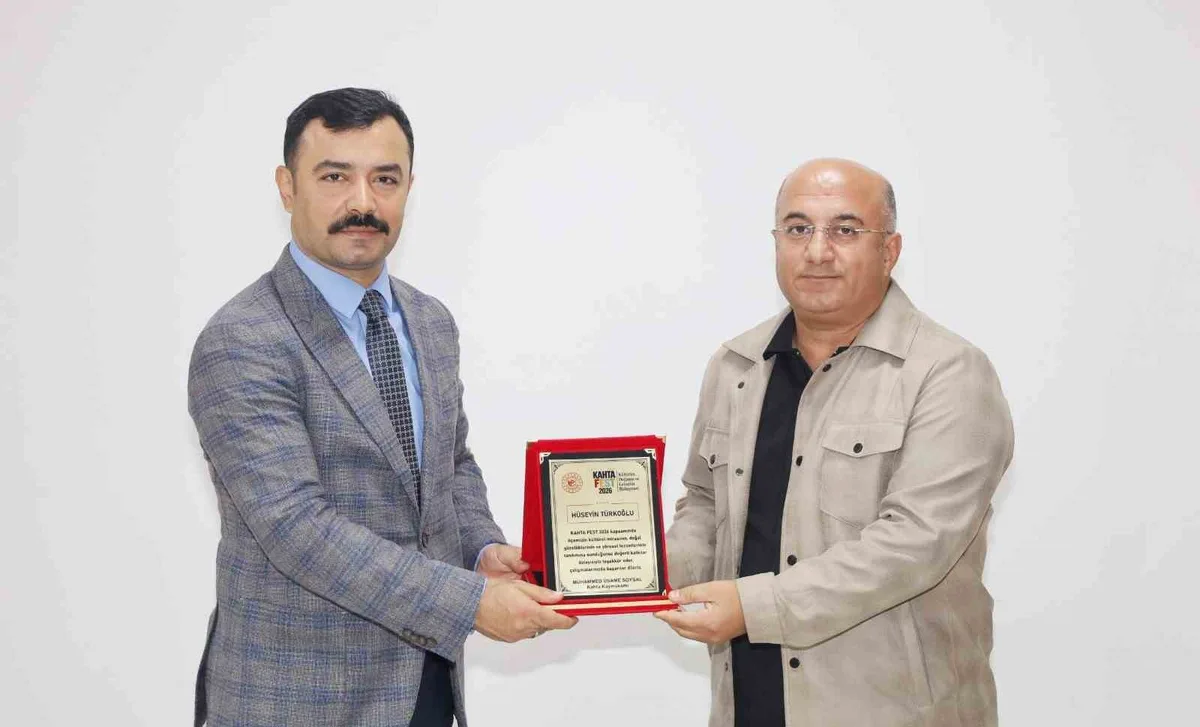 Kahta Kaymakamı Soysal, İHA muhabiri Türkoğlu'na KAHTAFEST 2026 plaketi verdi