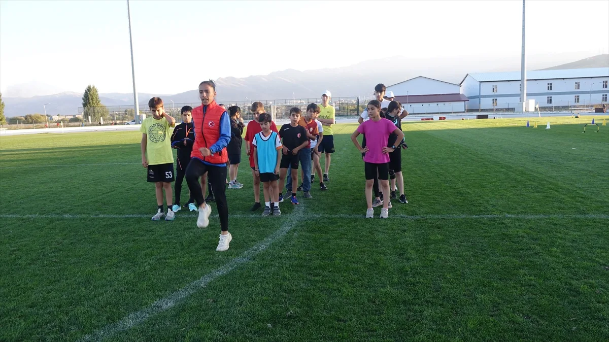Türkiye rekortmeni Derya Kunur, Muş'ta çocukları atletizme kazandırıyor