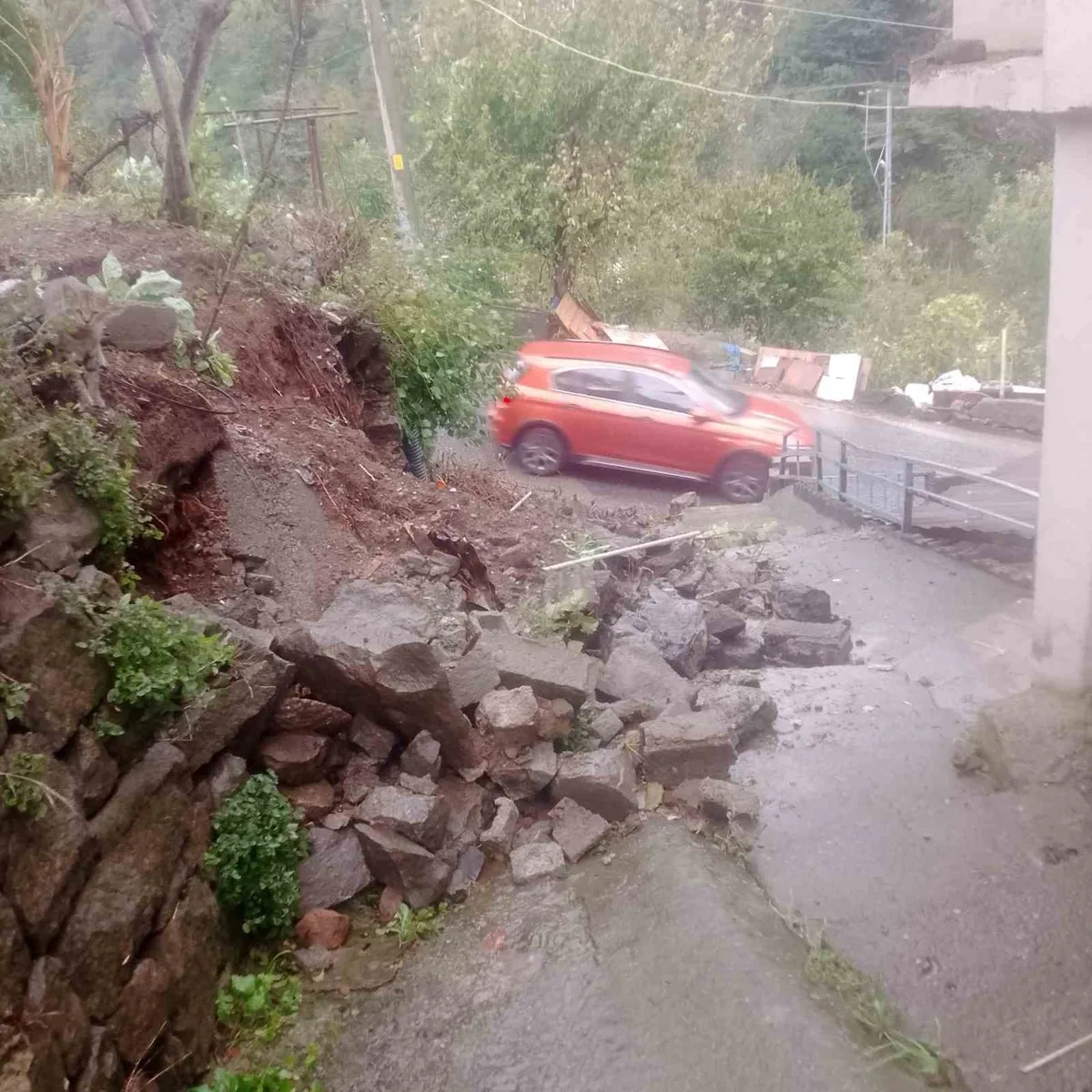 Zonguldak'ın Karadeniz Ereğli'sinde çöken perde duvar sakinleri mağdur etti