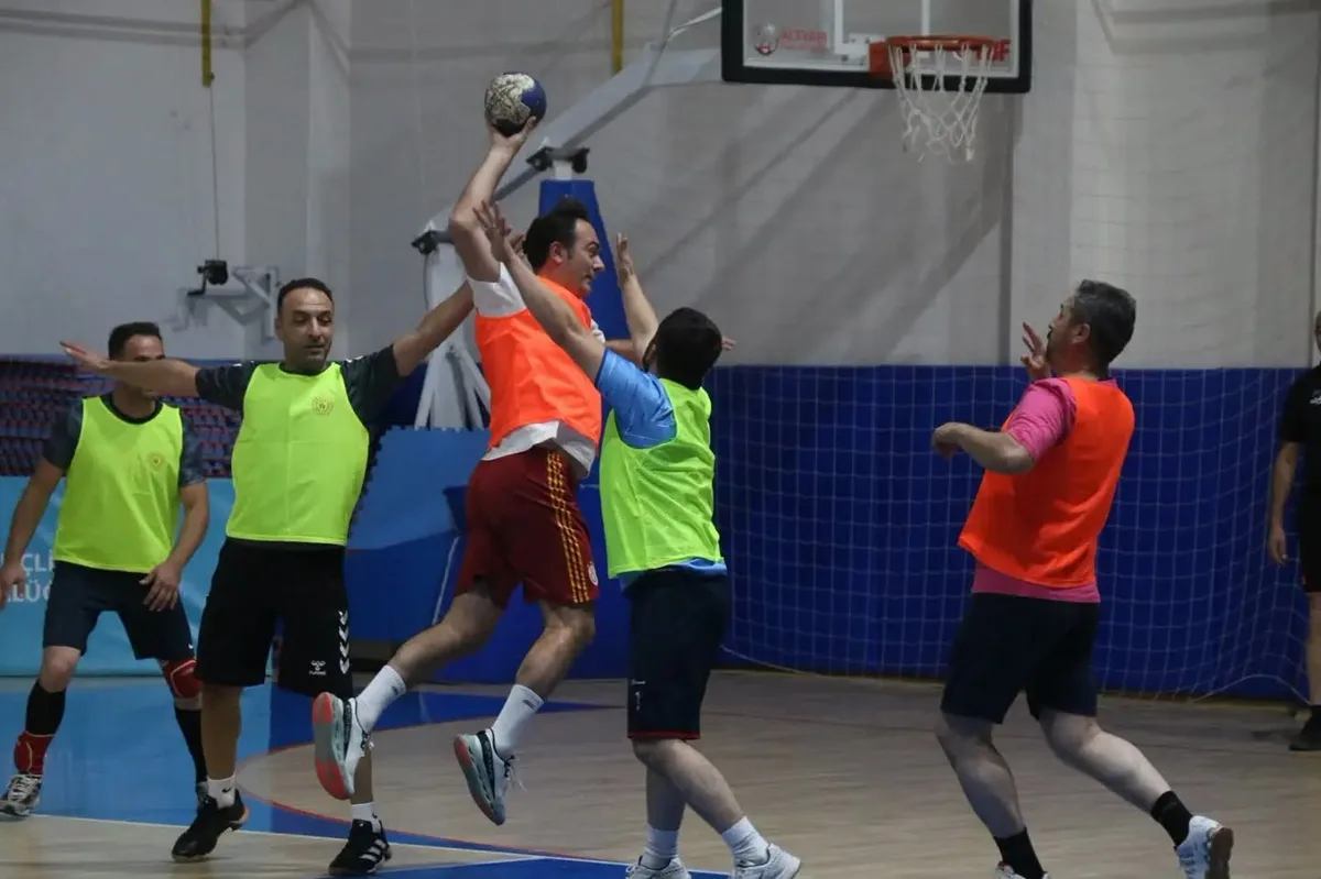 Sivas'ta Amatör Spor Haftası'nda hentbol ve basketbol gösteri maçları düzenlendi.