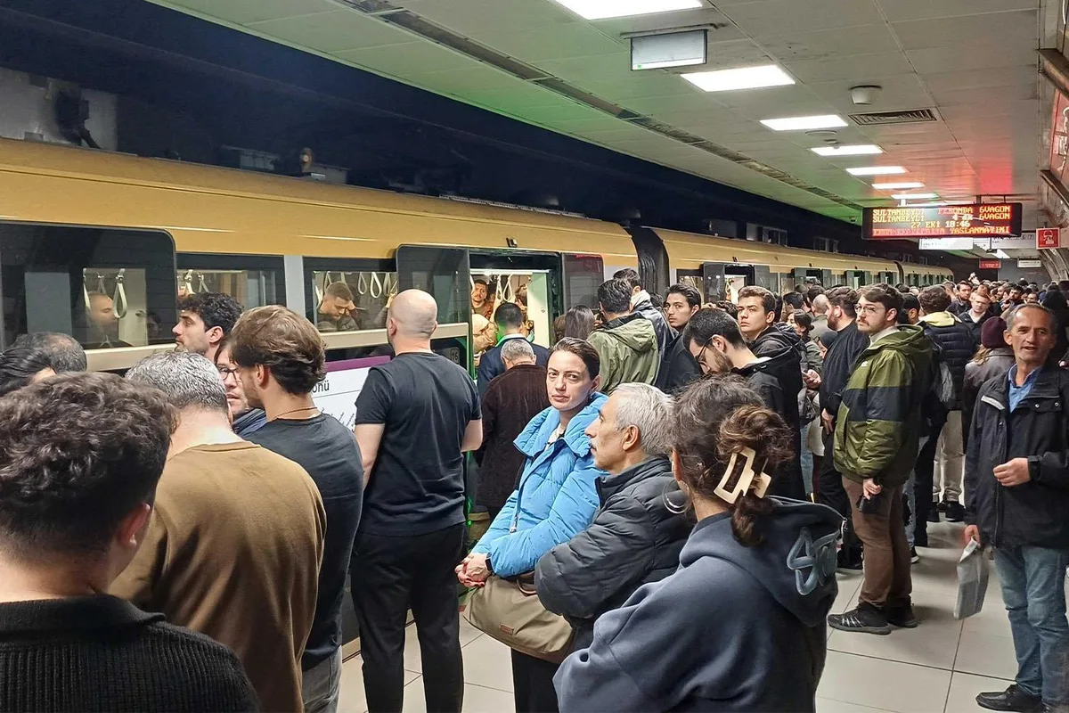 İstanbul metrosunda 50 dakikalık çile! Yolcular isyan etti