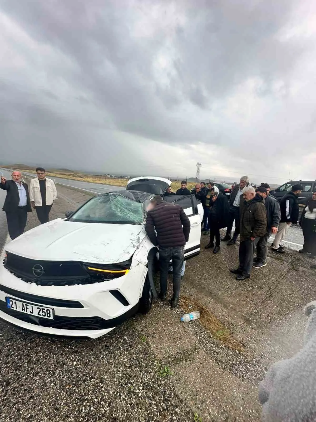 Diyarbakır Silvan'da kaygan yolda otomobil yoldan çıktı, 1 kişi yaralandı