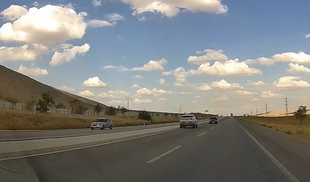 Konya-Aksaray kara yolunda ters yönden gelen otomobil, SUV araçla kafa kafaya geldi