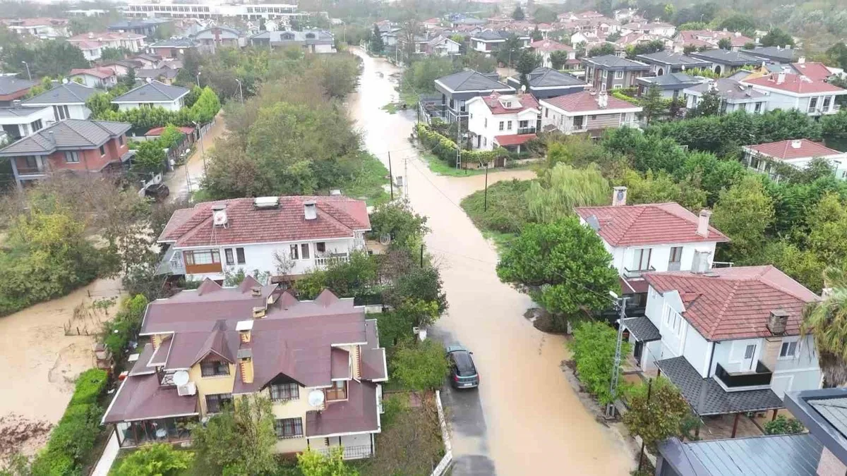İstanbul Şile'de sağanak sonrası su baskınında sokaklar araç boyuna kadar suyla doldu