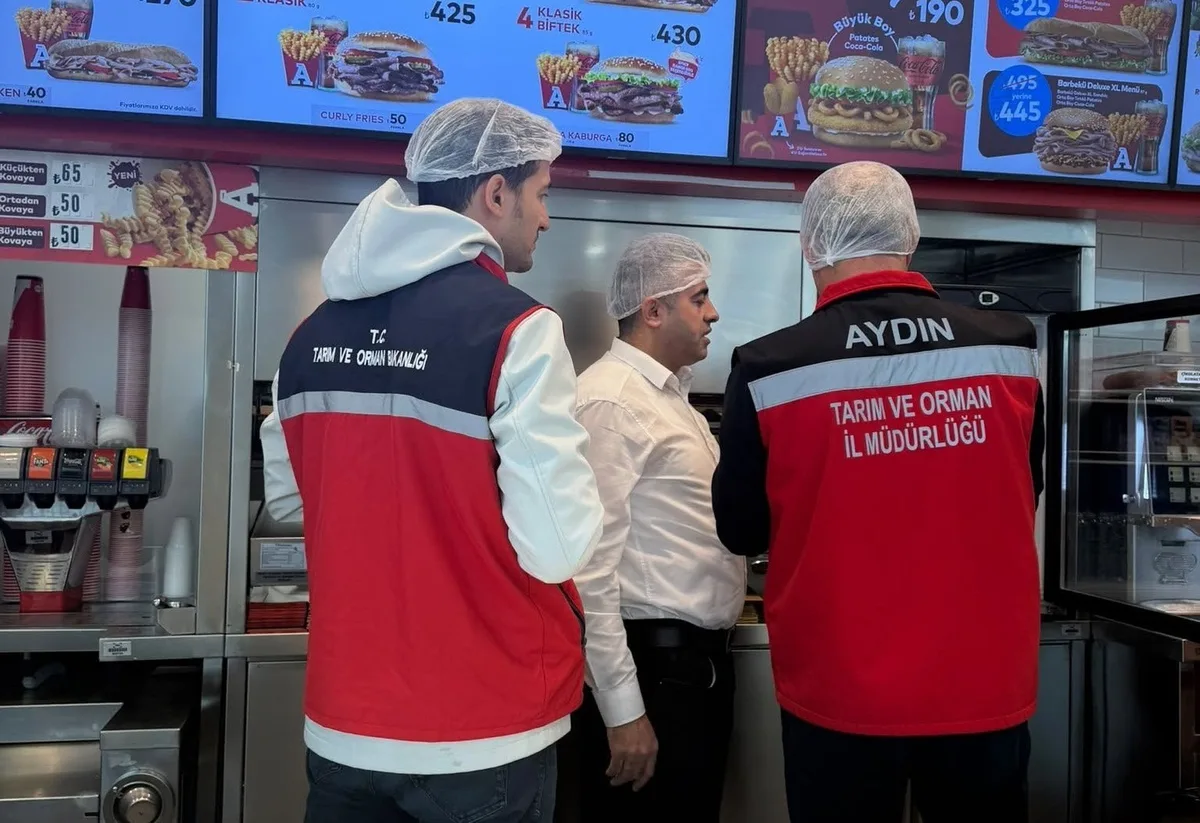 Efeler’de AVM ve otogarda gıda denetimi yapıldı, menülerde kalori kontrol edildi