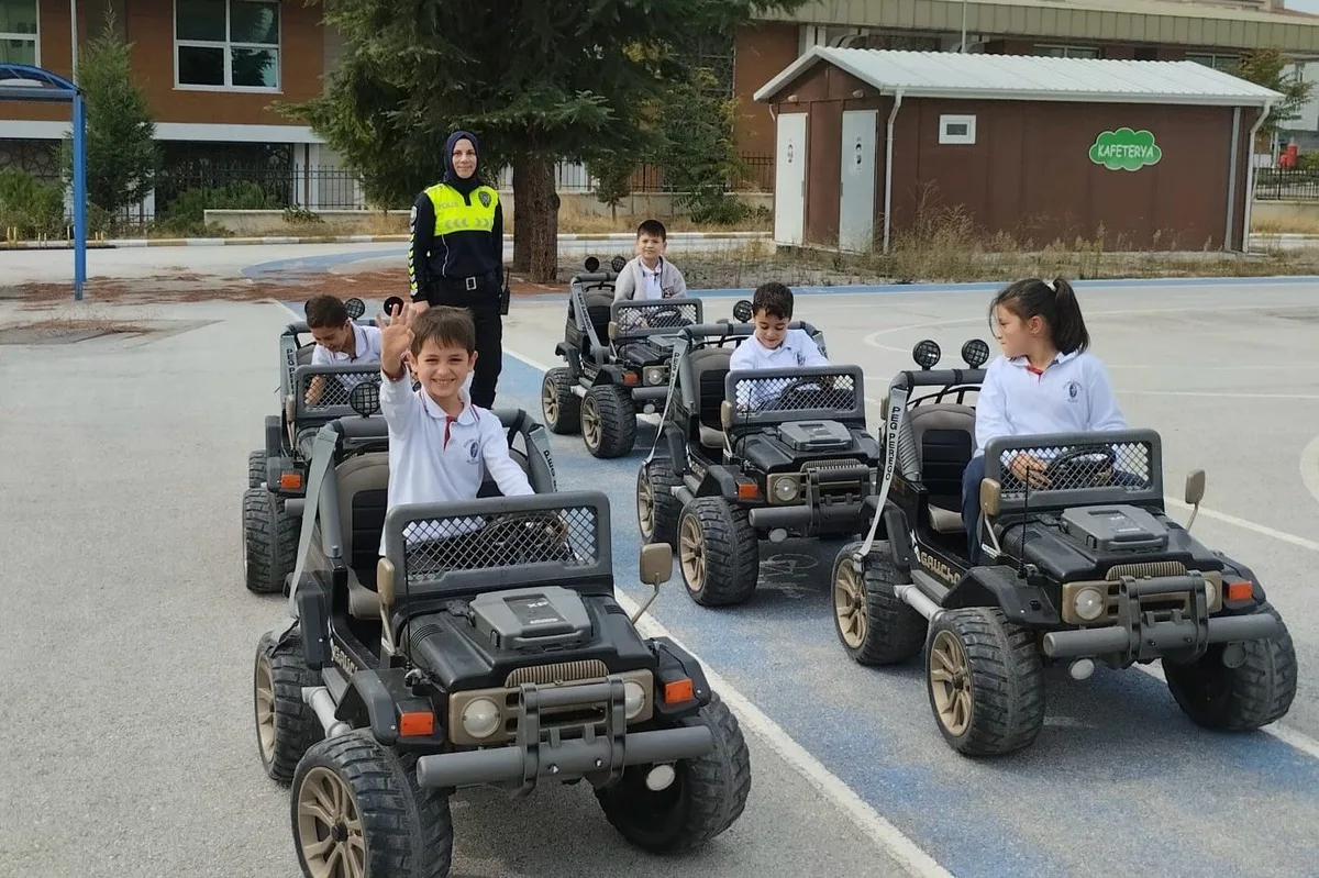 Bilecik'te 35 ilkokul öğrencisine trafik kuralları uygulamalı olarak öğretildi