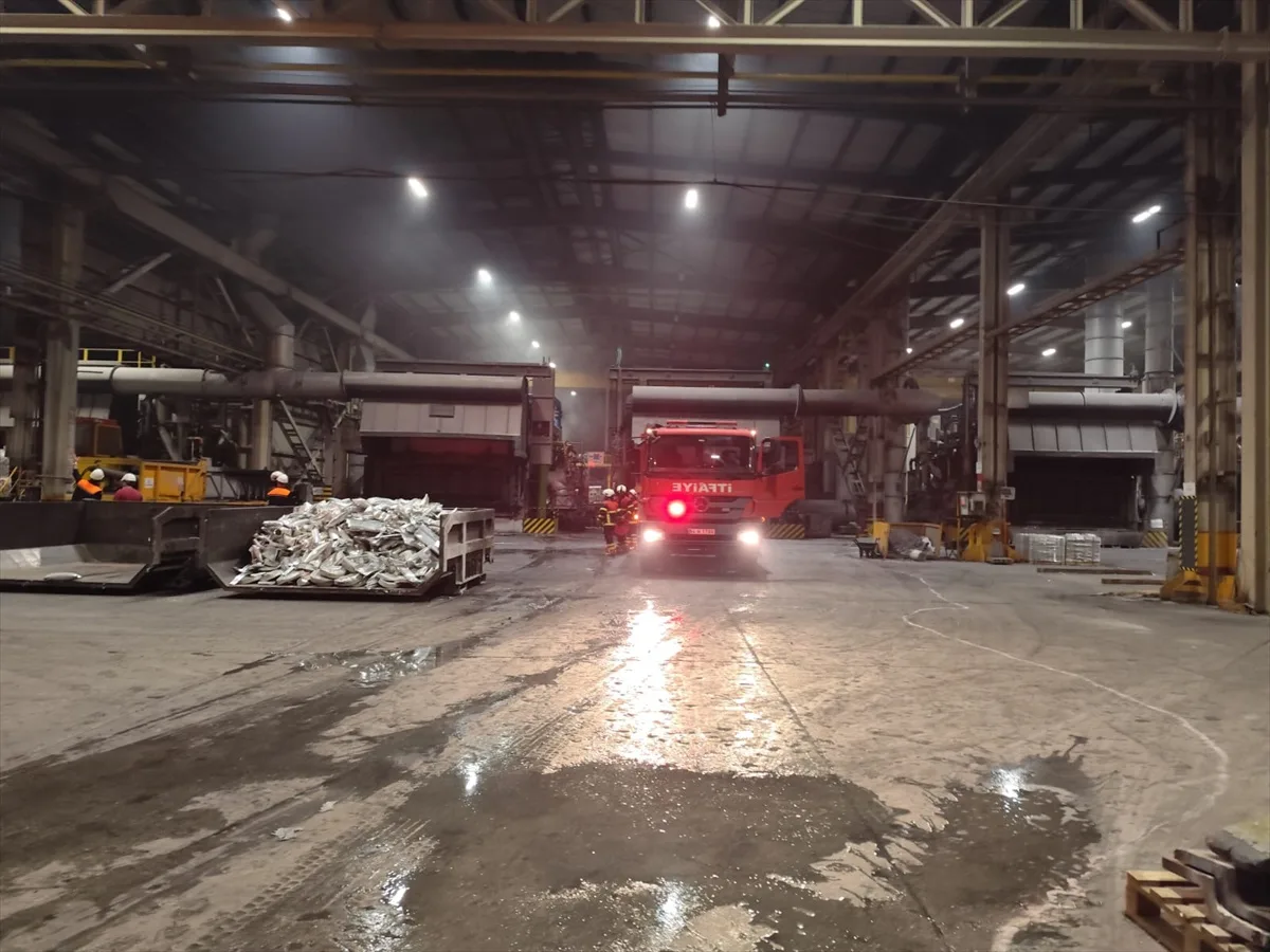 Sakarya Akyazı'da alüminyum fabrikasındaki yangın söndürüldü, 2 işçi yaralandı