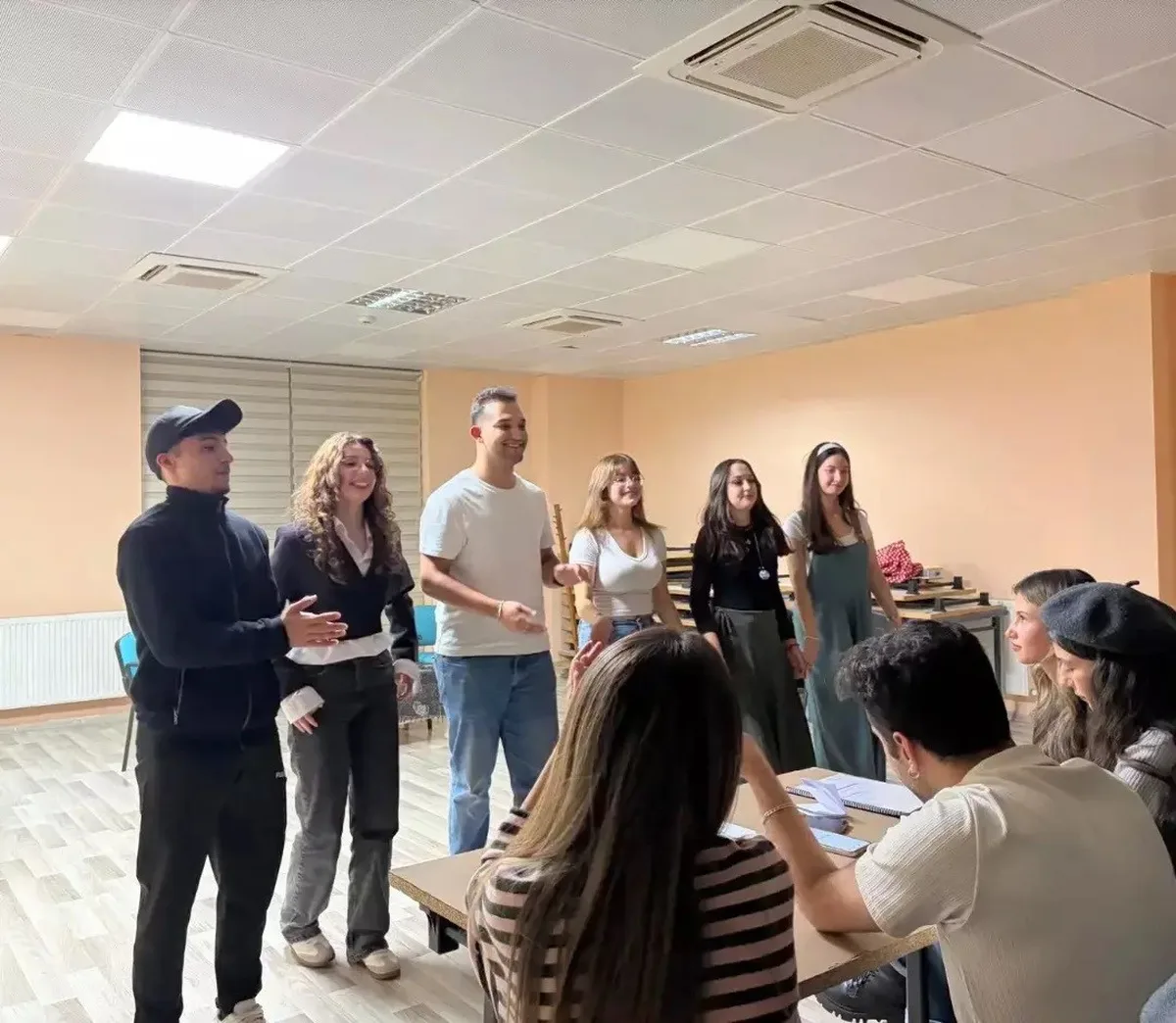 Muğla'da gençler, Gençlik ve Spor İl Müdürlüğü etkinliğinde skeçlerini sahneye taşıdı