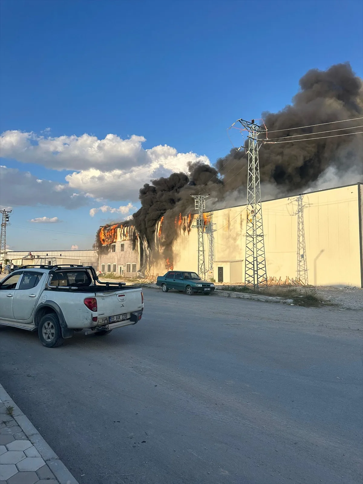 Afyonkarahisar Emirdağ'da mantar fabrikasındaki yangın söndürülmeye çalışılıyor
