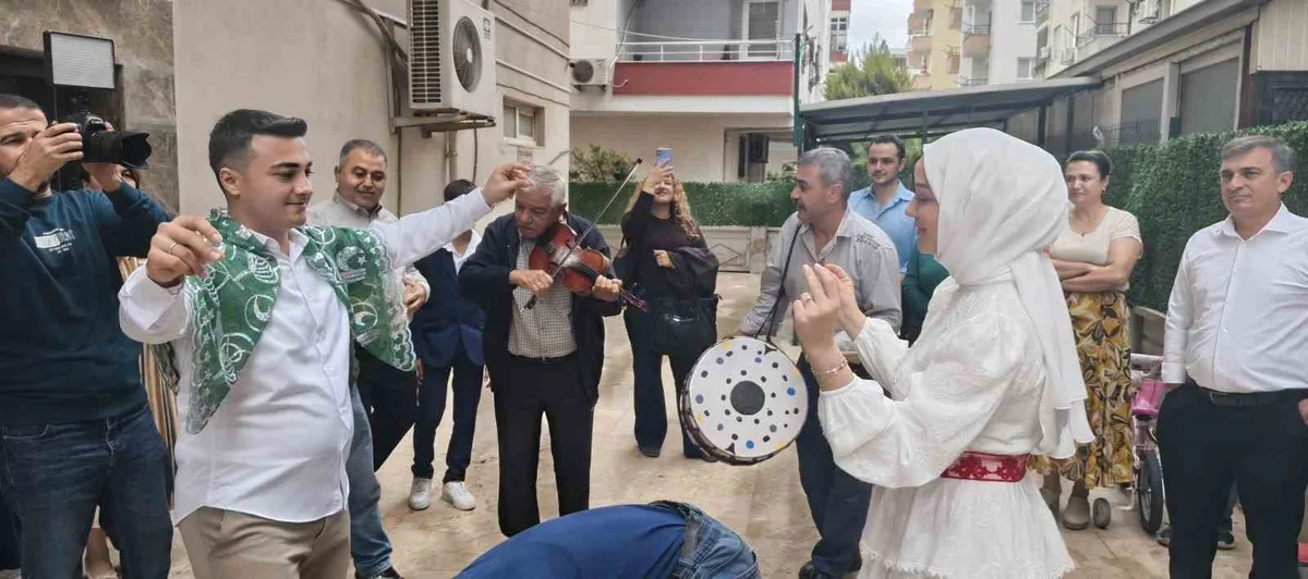 Mersin Silifke'de damat, vinç sepetiyle 4. kattaki gelin evine balkondan girdi
