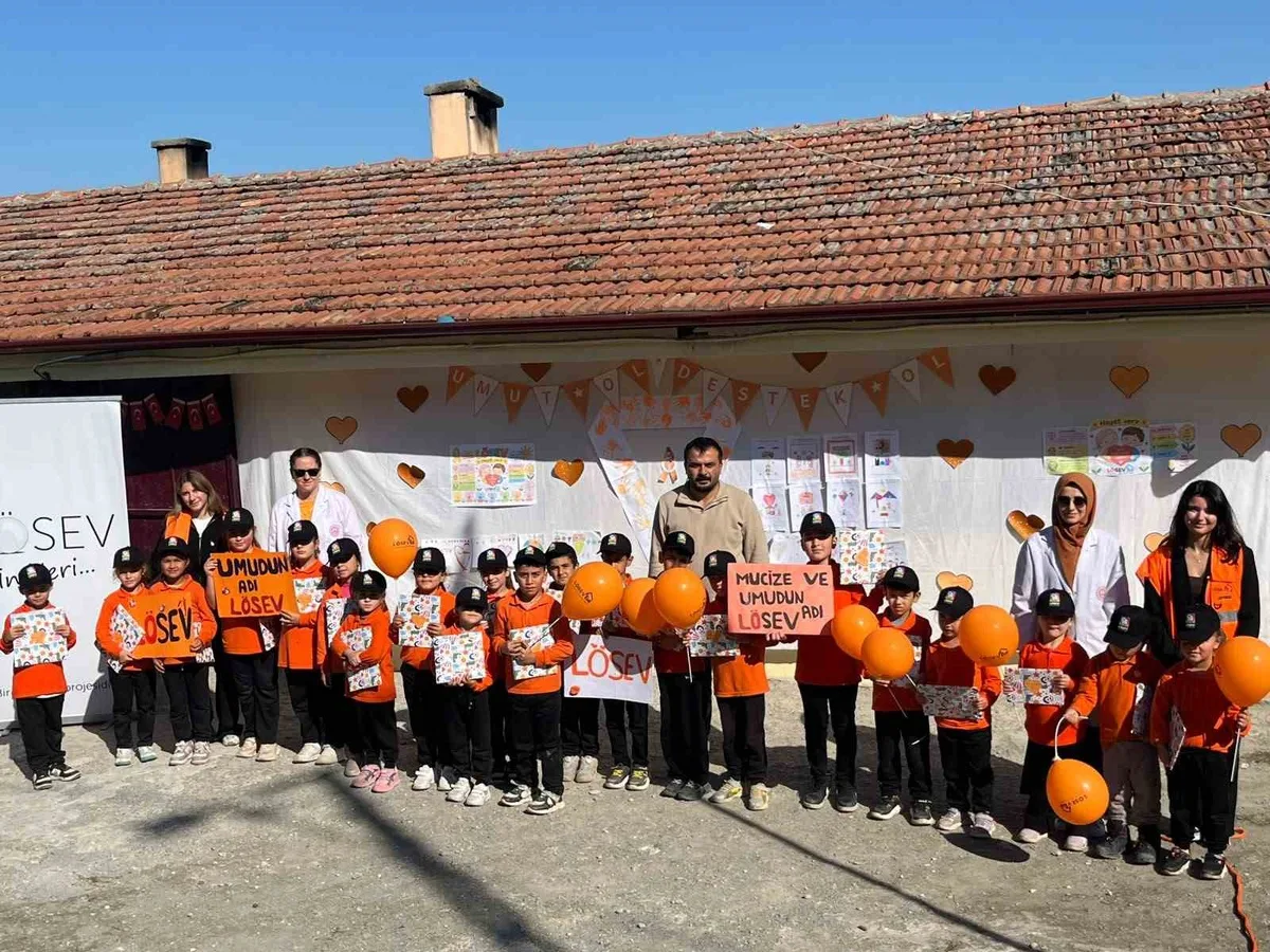 Samsun Vezirköprü'de Lösemili Çocuklar Vakfı ekibi 3 ilkokulda lösemi eğitimi verdi