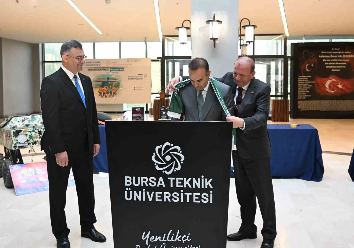 BTSO Başkanı Özer Matlı, Bakan Kacır'a Bursaspor atkısı hediye etti