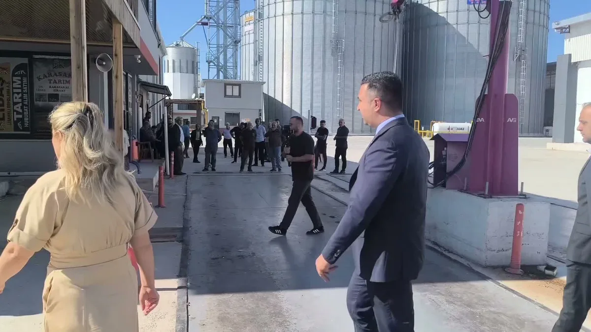 Kadirli'de çiftçilerle buluşan Asu Kaya, LİDAŞ lisansının askıya alındığını söyledi